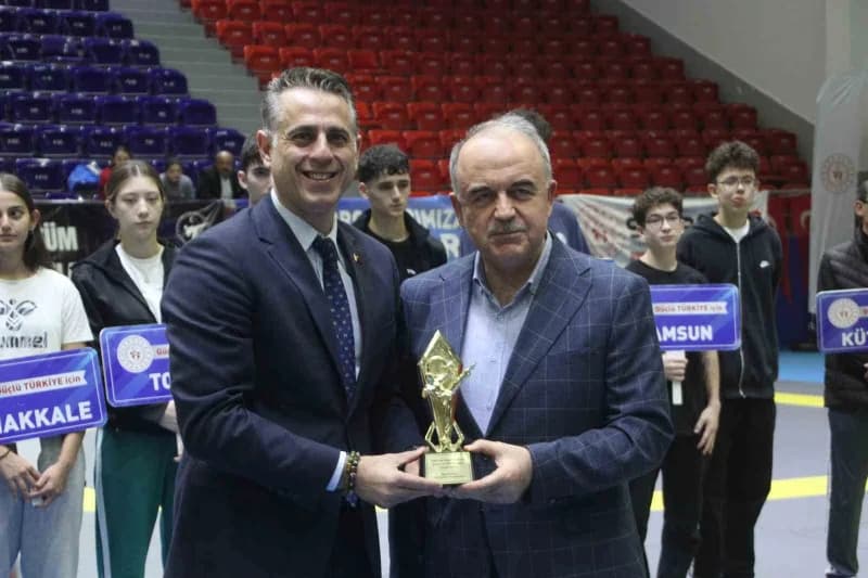 Federasyon Başkanı Bahri Tanrıkulu (Solda) tarafından vali Muammer Erol'a (Sağda) plaket verilmesi