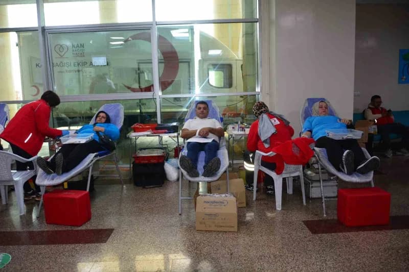 Ordu'nun Ünye ilçesinde, "Kan acil değil, sürekli bir ihtiyaçtır" sloganıyla düzenlenen kan bağışı kampanyası, hastane p