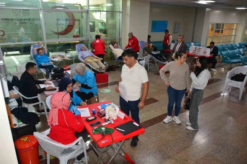 Ünye Devlet Hastanesi ile Türk Kızılay iş birliğinde hastane bahçesine konumlandırılan kan bağışı aracında hem sağlık ça
