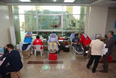 Ordu Ünye Devlet Hastanesi bahçesinde kan bağışı kampanyası için kurulan kan bağışı aracı ve bağışta bulunan sağlık çalı