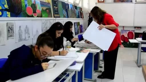 Ordu Ünye Mustafa Rakım Anadolu Lisesi öğrencileri resim atölyesinde öğretmenleriyle birlikte çalışıyor