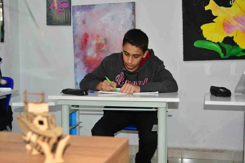 Ordu'nun Ünye ilçesi Mustafa Rakım Anadolu Lisesi öğrencileri, öğretmenleri Neslihan Özdemir öncülüğünde, okula adını ve