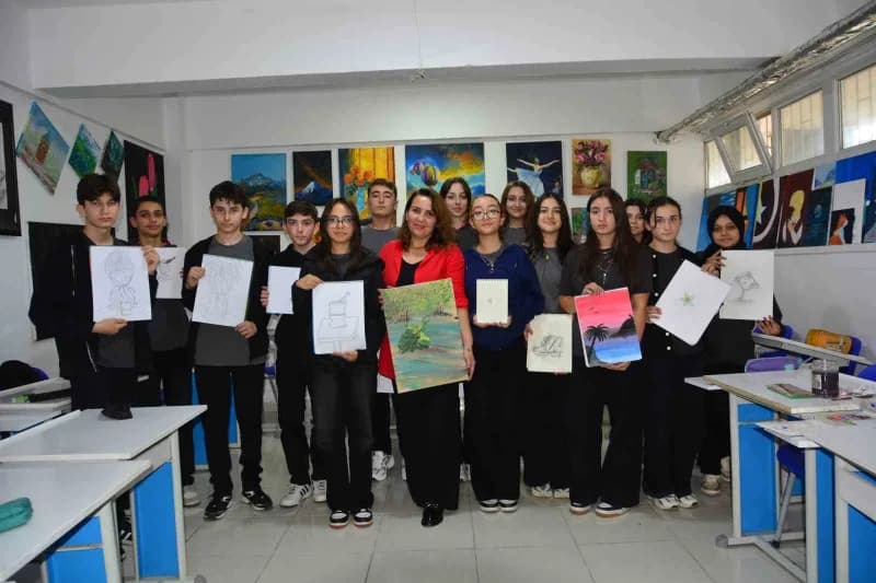 Ordu Ünye Mustafa Rakım Anadolu Lisesi öğrencileri sanat atölyesinde resim yaparken