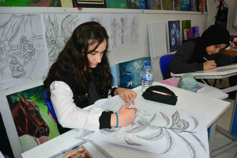 Öğrencilerin kara kalemi, sulu boya çalışmaları