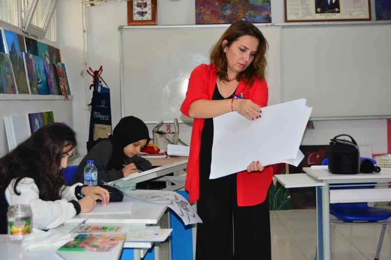 Öğrencilerine çalışmaları göstererek destek veren Neslihan Özdemir