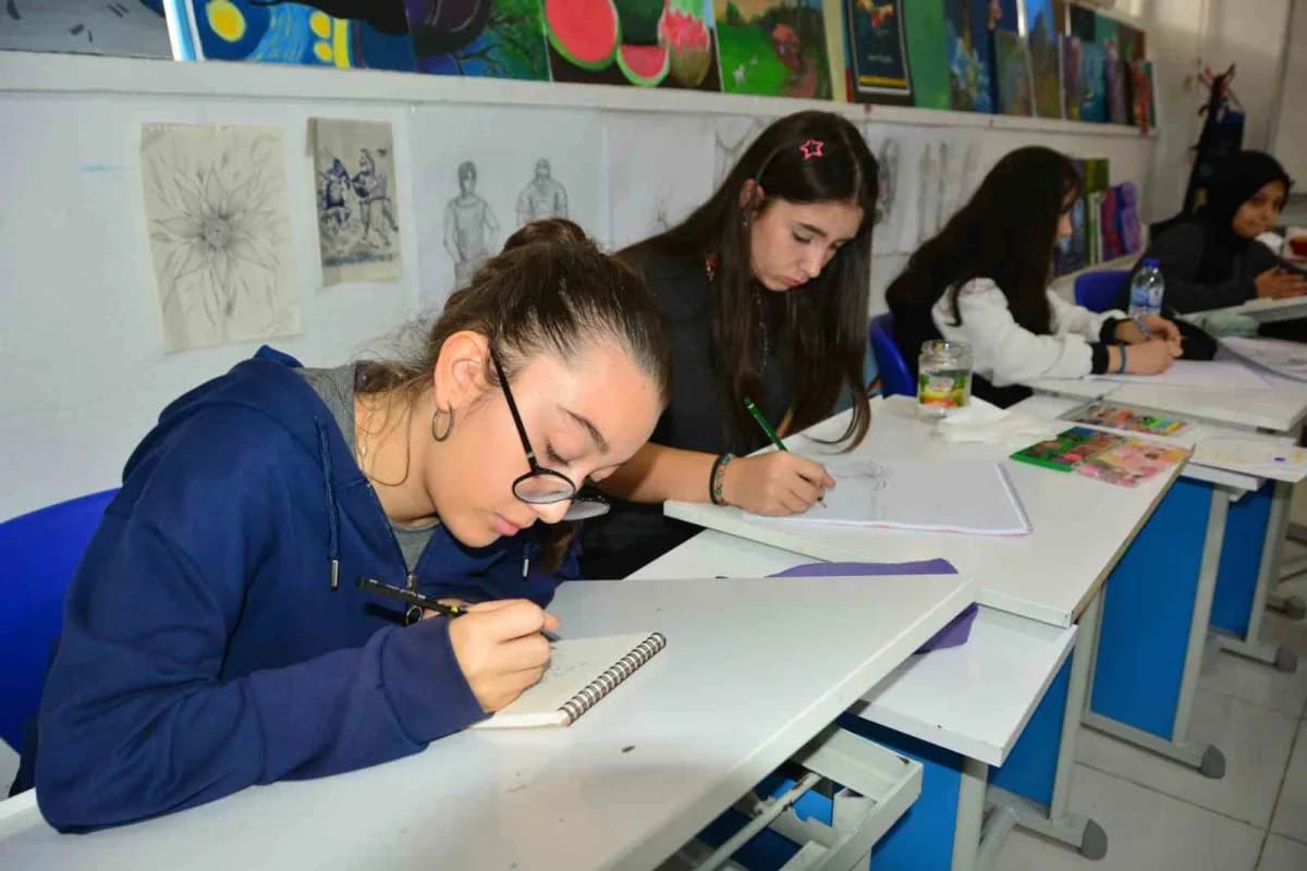 Öğrencilerin kara kalemi, sulu boya çalışmaları