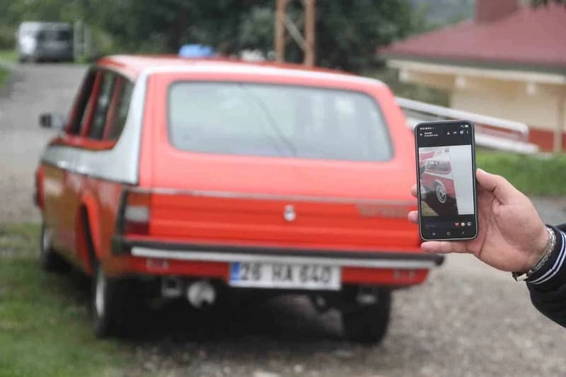 Yılın belirli dönemlerini İstanbul'da, bir kısmını ise Ordu'da geçiren Akdeniz, her fırsatta Anadol otomobiliyle mahalle