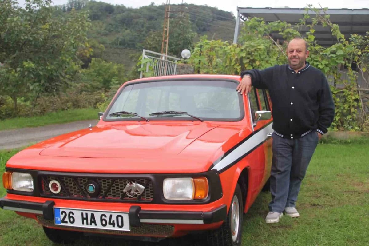 Ordu'da Yılmaz Akdeniz'in restore ettiği 1977 model Anadol otomobil mahallede park halinde