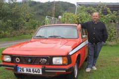 Ordu'da Yılmaz Akdeniz'in restore ettiği 1977 model Anadol otomobil mahallede park halinde