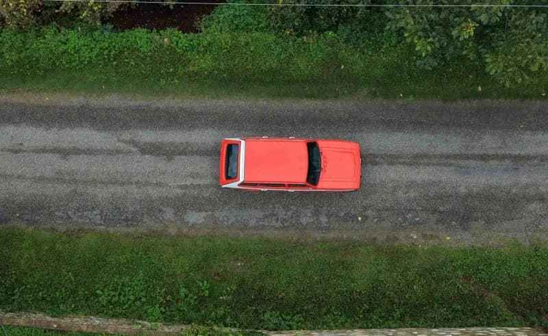 Yılın belirli dönemlerini İstanbul'da, bir kısmını ise Ordu'da geçiren Akdeniz, her fırsatta Anadol otomobiliyle mahalle