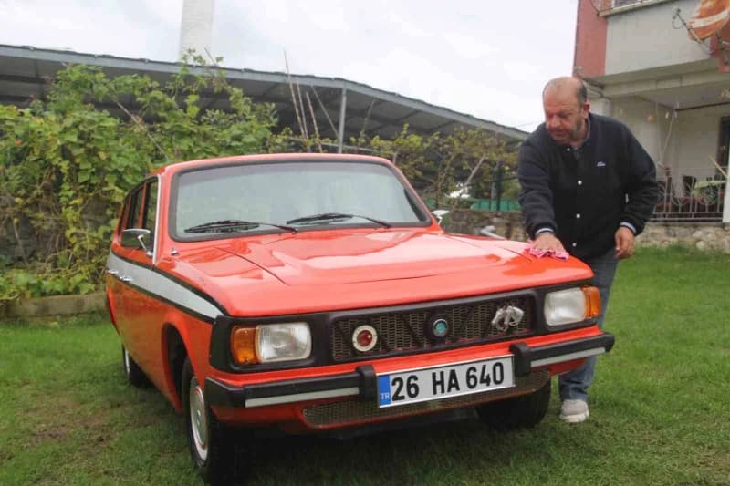 Ordulu Yılmaz Akdeniz, çocukluk yıllarında babasının kullandığı Anadol otomobilin aynısından satın alarak restore ettird