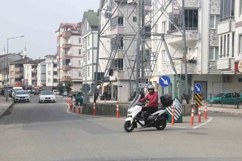 Ordu’da bir caddenin ortasında bulunan yüksek gerilim hattı direği, sürücülere zor anlar yaşatabiliy