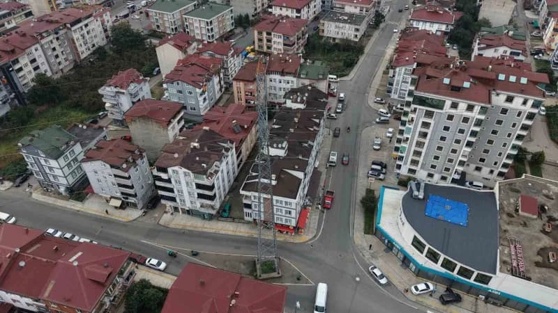 Ordu Altınordu Karşıyaka Mahallesi’nde caddenin ortasında bulunan yüksek gerilim direği ve çevresi