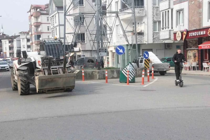 Altınordu ilçesi Karşıyaka Mahallesi’nde bulunan ve yaklaşık 50 yıl önce yol yapılmadan önce dikildi