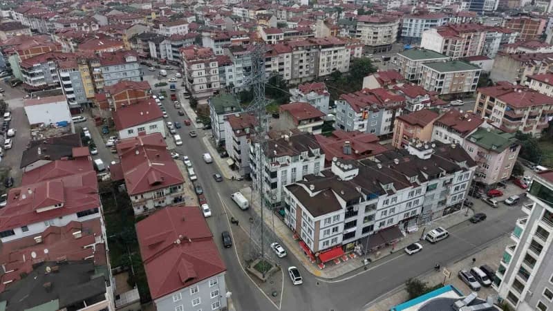 Ordu'nun Altınordu ilçesinde bir caddenin tam ortasında kalan yüksek gerilim direği, sürücülere zor