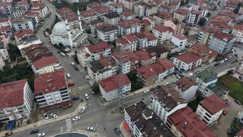 Ordu'nun Altınordu ilçesinde bir caddenin tam ortasında kalan yüksek gerilim direği, sürücülere zor