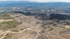 Kastamonu Araç ilçesinde yanan ormanlık alanda temizlik ve ağaç kökü çıkarma çalışmaları yapan iş makineleri