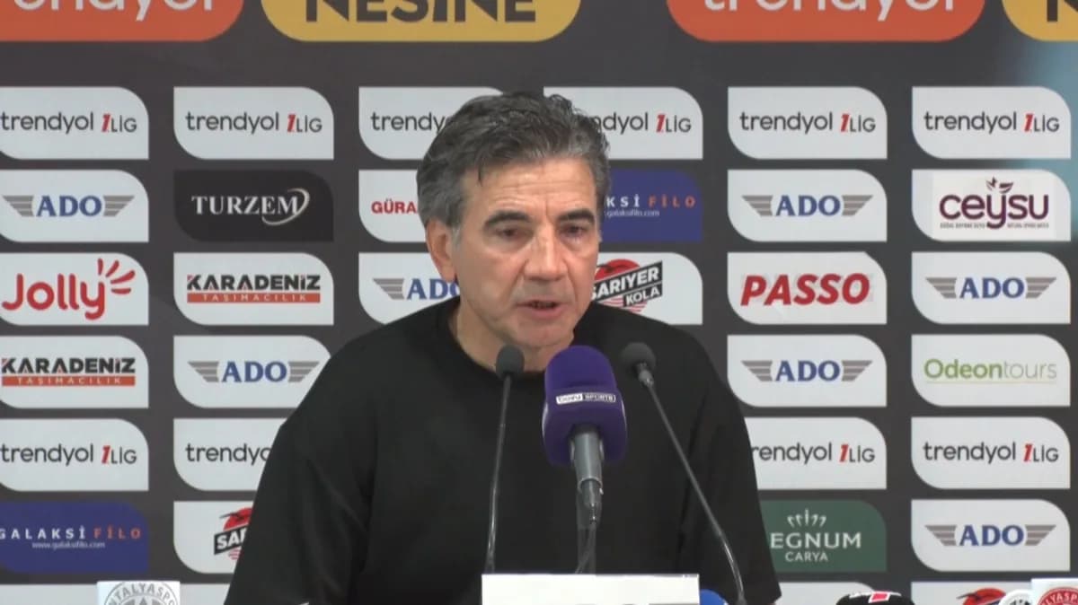 Antalyaspor Teknik Direktörü Osman Özköylü basın toplantısında açıklama yapıyor