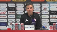 Antalyaspor Teknik Direktörü Osman Özköylü basın toplantısında açıklama yapıyor