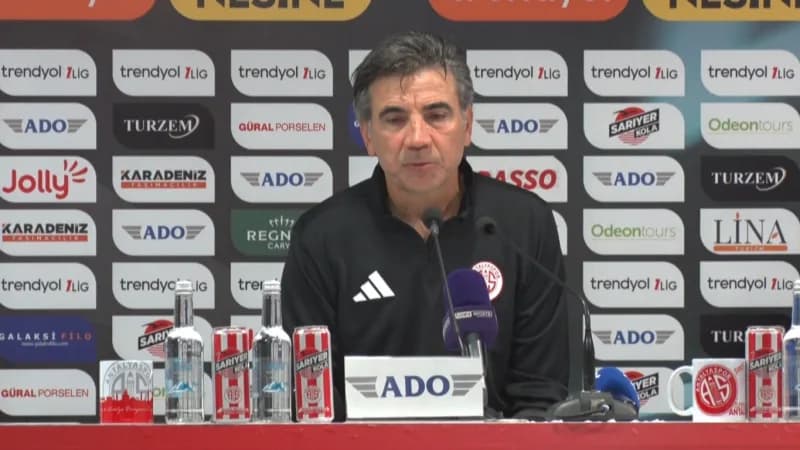 Antalyaspor Teknik Direktörü Osman Özköylü basın toplantısında açıklama yapıyor