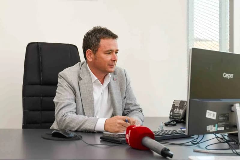 Osmangazi Belediye Başkanı Erkan Aydın, çağrı merkezi çalışanlarıyla görüşüyor ve telefonla vatandaşların taleplerini di