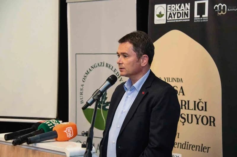Osmangazi’de Bursa’nın mimari kimliğine ışık tutan panelde konuşan mimarlar ve akademisyenler