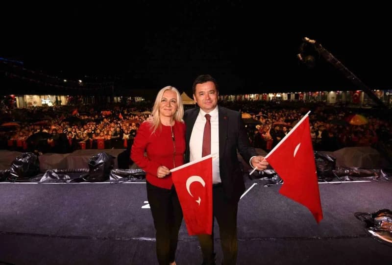 Osmangazi Meydanı’nda Cumhuriyet Bayramı kutlamaları için hazırlanan sahne ve etkinlik alanı