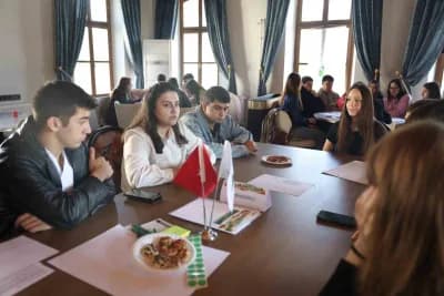 Osmangazi’de gençlerin katılımıyla gıda politikaları çalıştayında fikir alışverişi yapılıyor