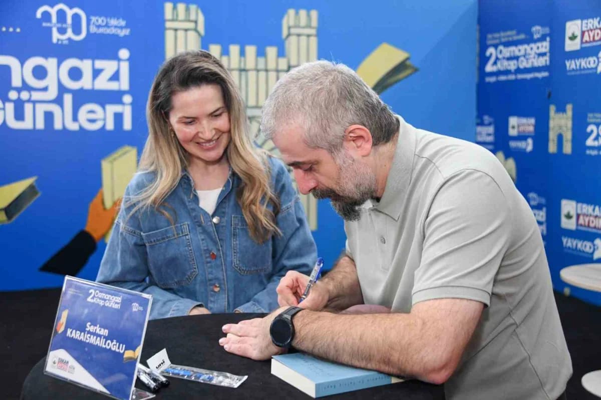 Osmangazi Kitap Günleri etkinliğinde yazarlar ve katılımcılar söyleşi yapıyor