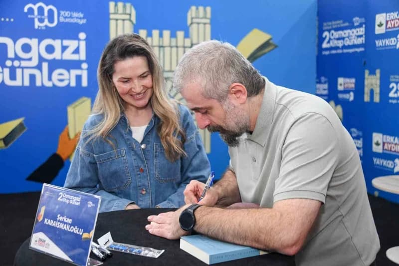 Osmangazi Kitap Günleri etkinliğinde yazarlar ve katılımcılar söyleşi yapıyor