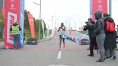 Cumhuriyet Koşusu’nda Osmangazi Köprüsü üzerinde koşan sporcular ve izleyiciler
