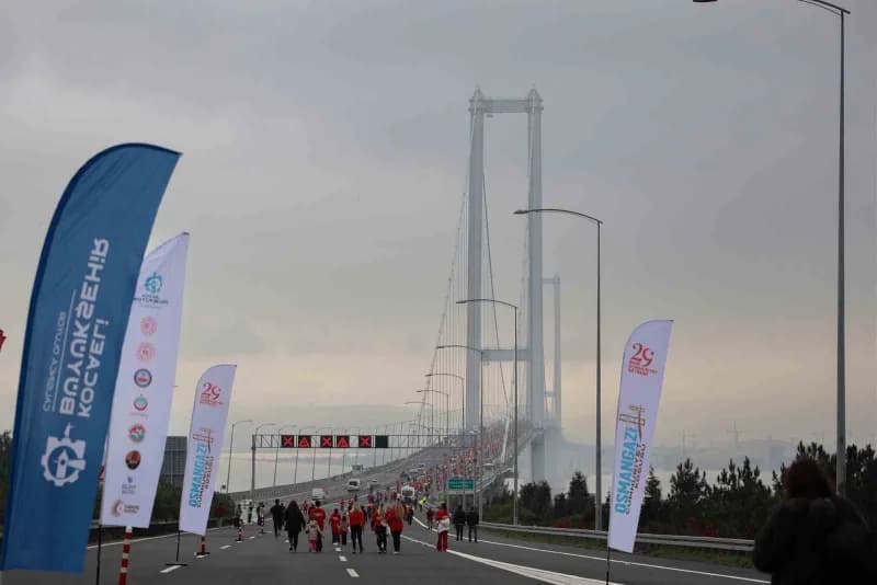 Kocaeli Büyükşehir Belediyesinin düzenlediği Uluslararası Osmangazi Cumhuriyet Koşusu'nda her yaştan