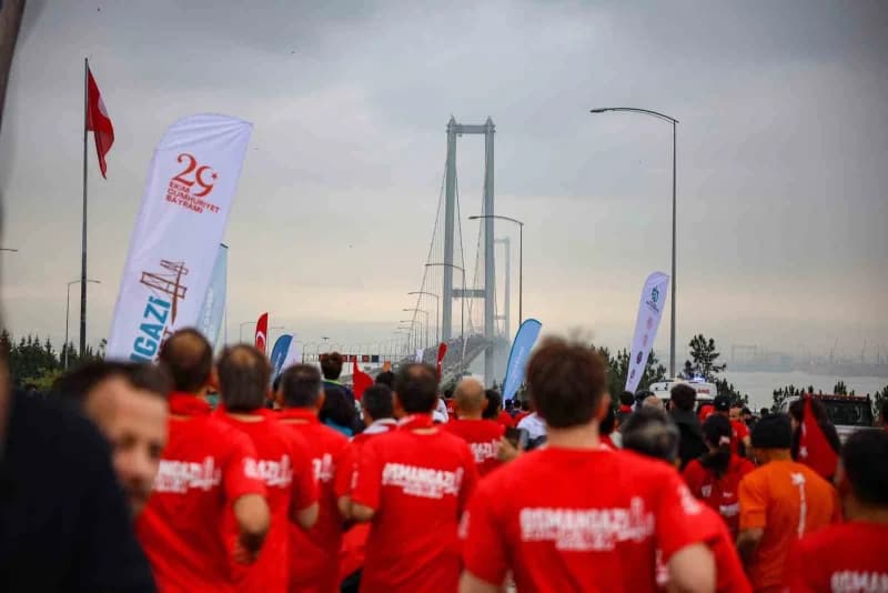 Kocaeli Büyükşehir Belediyesinin düzenlediği Uluslararası Osmangazi Cumhuriyet Koşusu'nda her yaştan