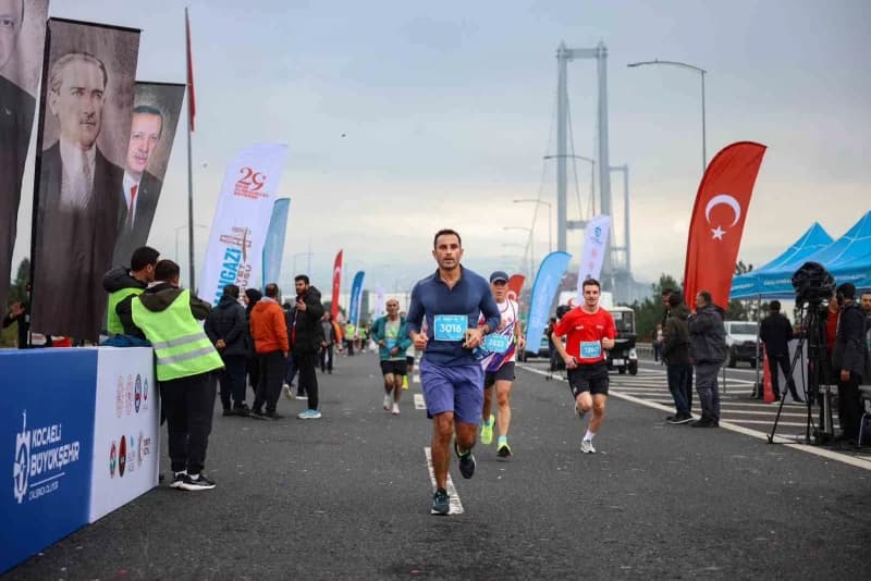 Kocaeli Büyükşehir Belediyesinin düzenlediği Uluslararası Osmangazi Cumhuriyet Koşusu'nda her yaştan