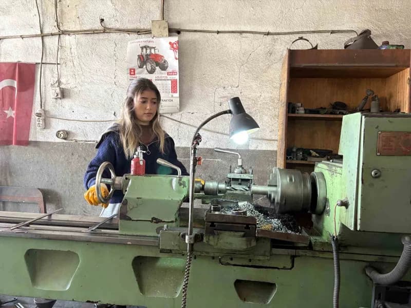Osmaniye’de üniversite mezunu Buse Yalman, tornacı babasının yanında çıraklık yapıyor