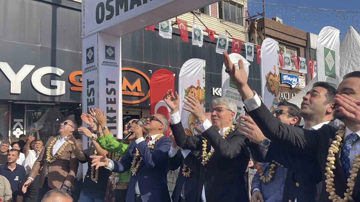 Osmaniye yer fıstığı festivalinde kortej yürüyüşü ve yer fıstığı temalı etkinlikler