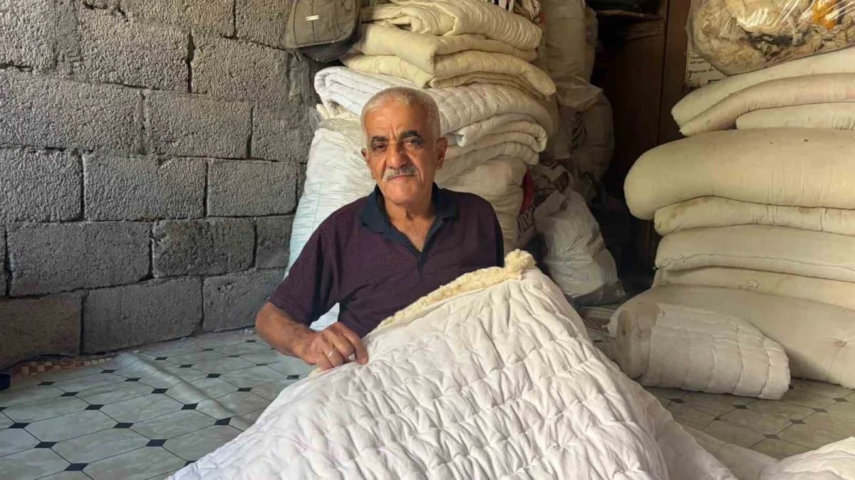 Osmaniye’de 54 yıldır yorgan diken Mehmet Doğanay küçük dükkanında el emeği yorgan işliyor