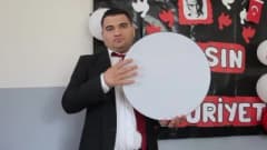 Otizmli Ertuğrul Gök, müzik aletleriyle eğitim verirken