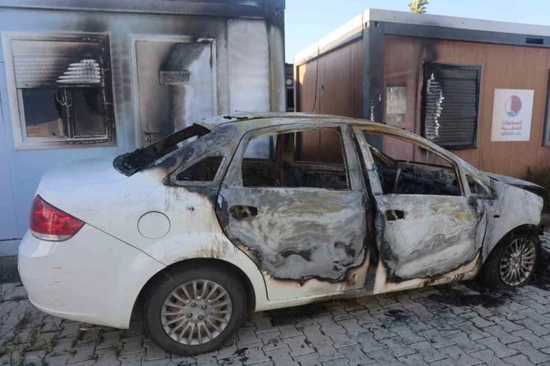 Hatay'ın Antakya ilçesinde konteyner kentte park halindeki otomobil gece saatlerinde yanarak kullanılamaz hale geldi. Ar
