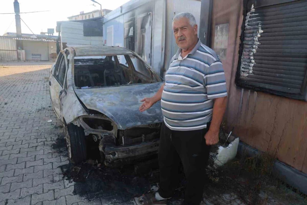 Hatay Antakya konteyner kentte gece saatlerinde yanan park halindeki otomobil