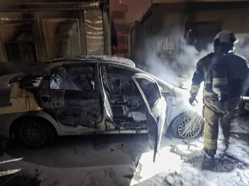 Hatay'ın Antakya ilçesinde konteyner kentte park halindeki otomobil gece saatlerinde yanarak kullanılamaz hale geldi. Ar