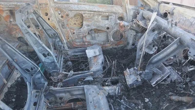 Hatay'ın Antakya ilçesinde konteyner kentte park halindeki otomobil gece saatlerinde yanarak kullanılamaz hale geldi. Ar