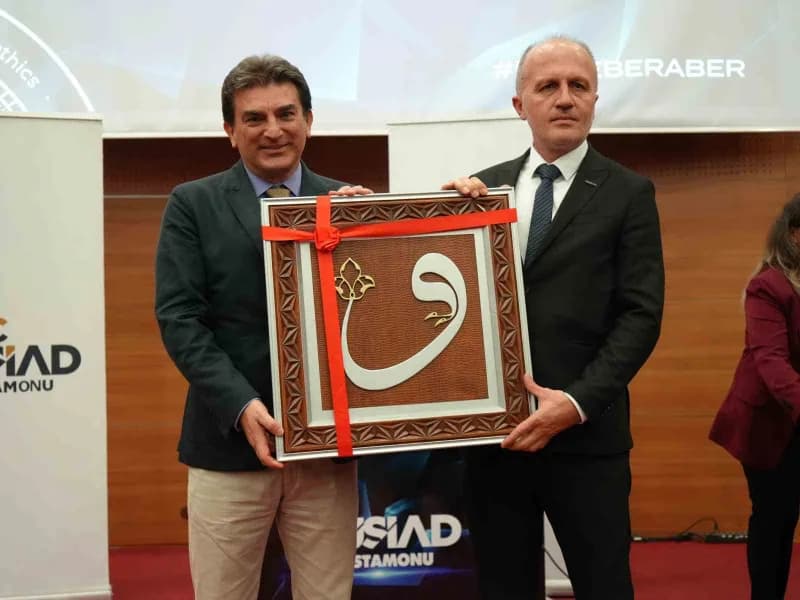 MÜSİAD Kastamonu Şube Başkanı Özmat, OYAK Genel Müdürü Prof. Dr. Murat Yalçıntaş'a hediye takdim etti.