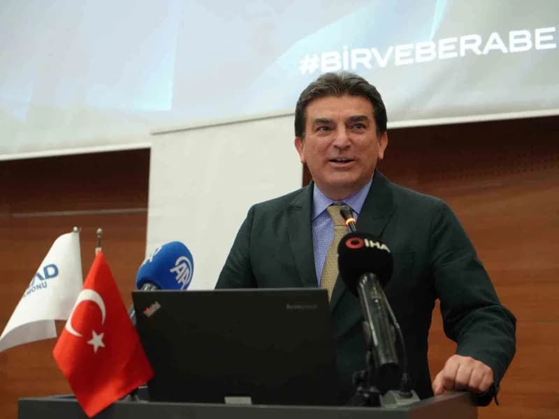 OYAK Genel Müdürü Prof. Dr. Murat Yalçıntaş Kastamonu Üniversitesi'nde öğrencilerle söyleşi yaparken