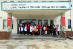 Sakarya Karasu'da engelli öğrencilerin eğitim aldığı Yeni Mahalle Özel Eğitim Uygulama Okulu binası ve sınıf içi eğitim