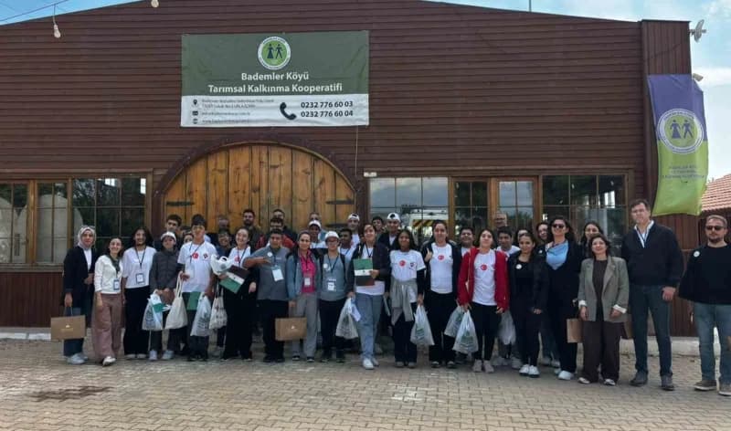 İzmir Ekonomi Üniversitesi kampüsünde özel gereksinimli gençler meslek atölyelerinde üretim yapıyor