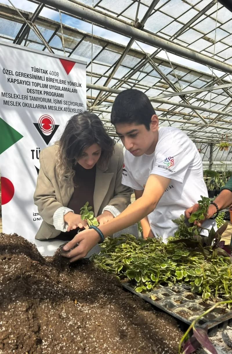 İzmir Ekonomi Üniversitesi (İEÜ), lisede Eğitim gören Özel gereksinimli 30 genci, ‘meslekleri Tanıyorum, İşimi Seçiyorum