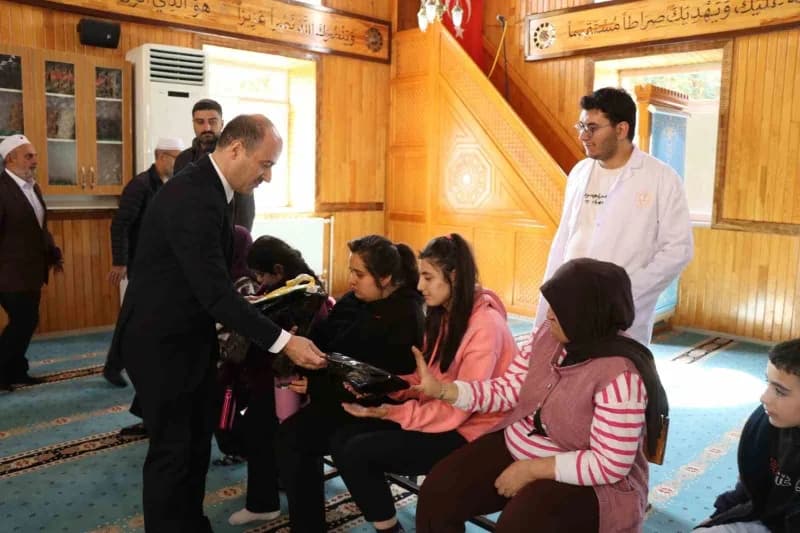Oltu İlçe Müftülüğü tarafından özel ihtiyaçlı öğrencilerin cami ortamını tanımaları ve Din görevlileriyle bir araya gelm