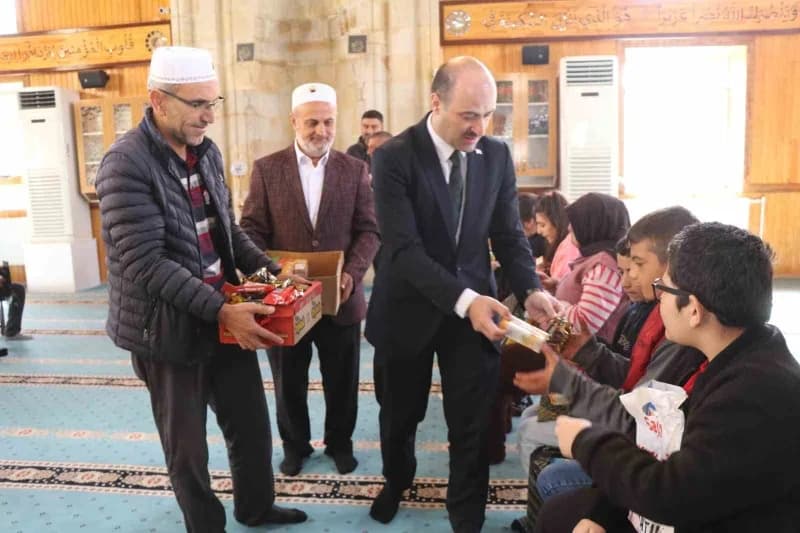Programın ardından Oltu Kaymakamı Mustafa Çelik, Oltu Belediyesi Başkan Yardımcısı Ruhan Çiçek ve Oltu İlçe Müftüsü Veys