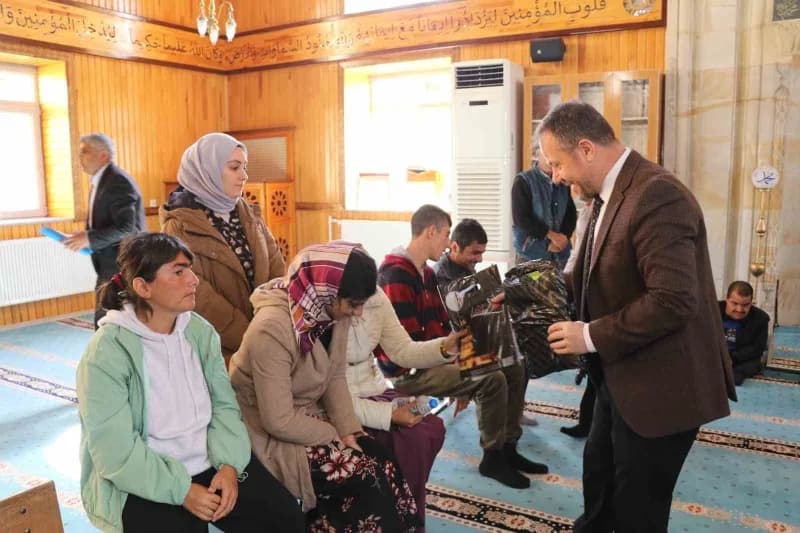 Programın ardından Oltu Kaymakamı Mustafa Çelik, Oltu Belediyesi Başkan Yardımcısı Ruhan Çiçek ve Oltu İlçe Müftüsü Veys
